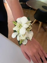 Load image into Gallery viewer, Orchid Wrist Corsage