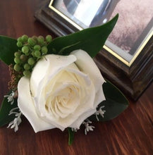 Load image into Gallery viewer, Fresh Flower Buttonhole – Perth Wedding & Events