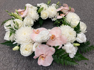 Wreath in feminine pastel colours 