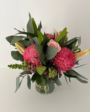 Load image into Gallery viewer, Pretty vase Arrangement of fresh flowers ,Perth
